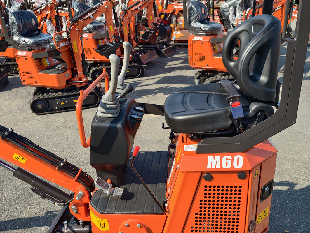 Mini-pelle compacte 0,65 tonne, moteur Loncin essence