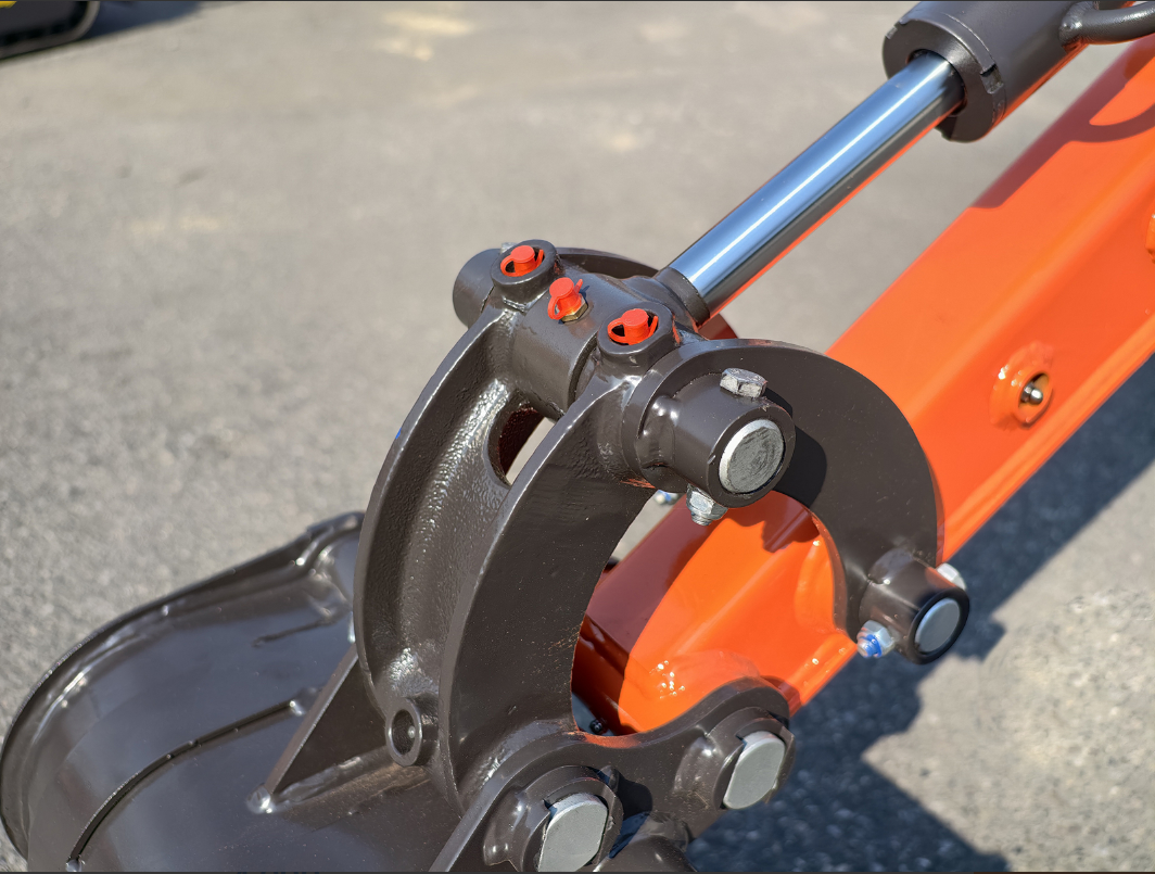 Mini-pelle compacte 0,65 tonne, moteur Loncin essence