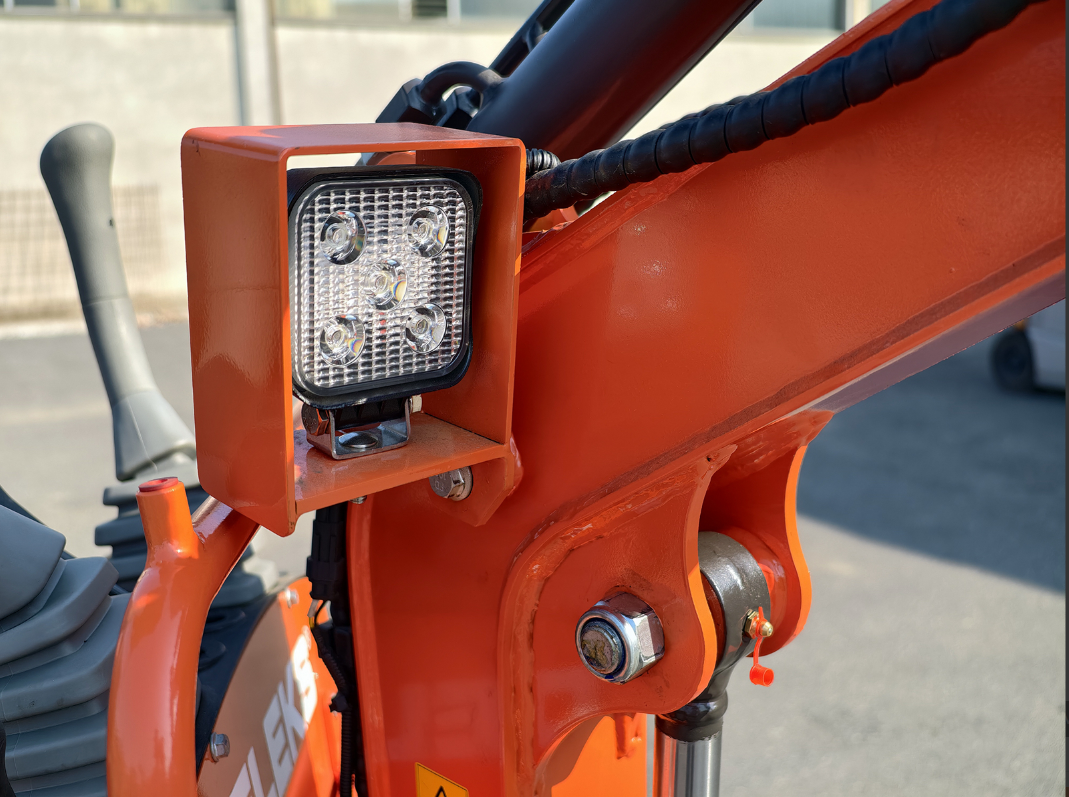 Mini-pelle compacte 0,65 tonne, moteur Loncin essence