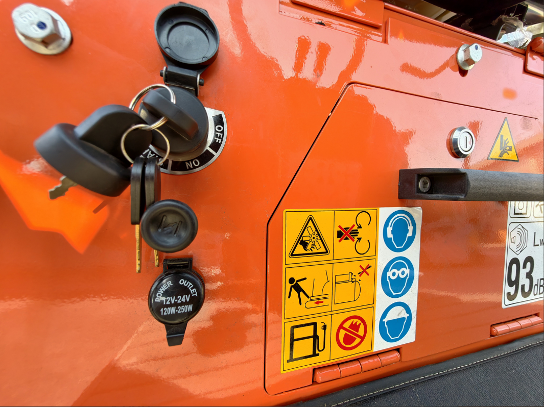 Mini-pelle compacte 0,65 tonne, moteur Loncin essence