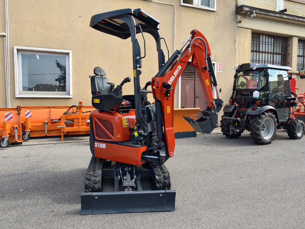 Mini-pelle compacte 1 tonne, moteur Kubota 3 cylindres diesel, déport arrière nul, attache rapide S30