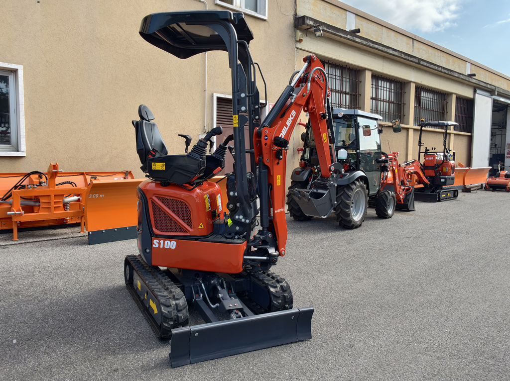 Mini-pelle compacte 1 tonne, moteur Kubota 3 cylindres diesel, déport arrière nul, attache rapide S30