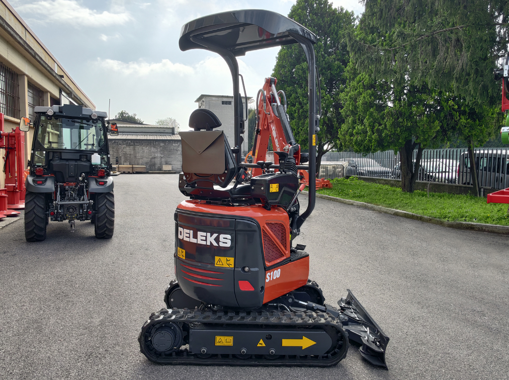 Mini-pelle compacte 1 tonne, moteur Kubota 3 cylindres diesel, déport arrière nul, attache rapide S30
