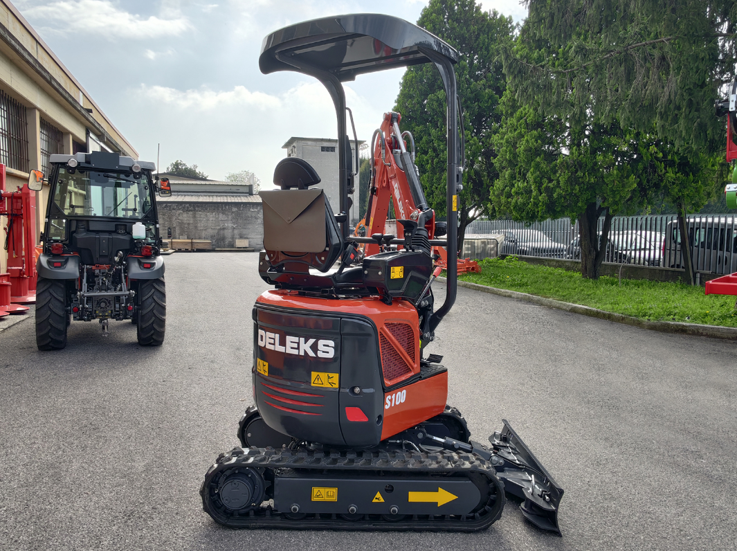 Mini-pelle compacte 1 tonne, moteur Kubota 3 cylindres diesel, déport arrière nul, attache rapide S30