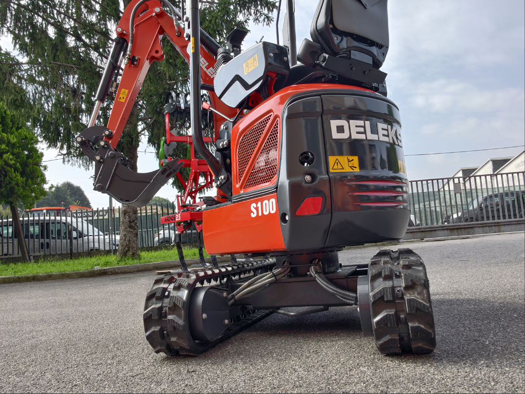 Mini-pelle compacte 1 tonne, moteur Kubota 3 cylindres diesel, déport arrière nul, attache rapide S30