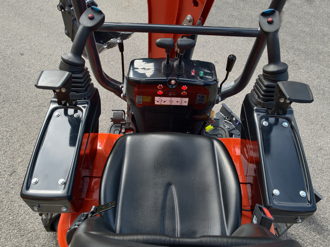 Mini-pelle compacte 1 tonne, moteur Kubota 3 cylindres diesel, déport arrière nul, attache rapide S30