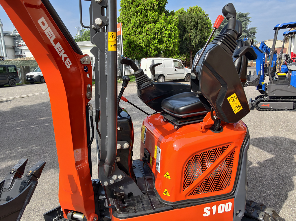Mini-pelle compacte 1 tonne, moteur Kubota 3 cylindres diesel, déport arrière nul, attache rapide S30