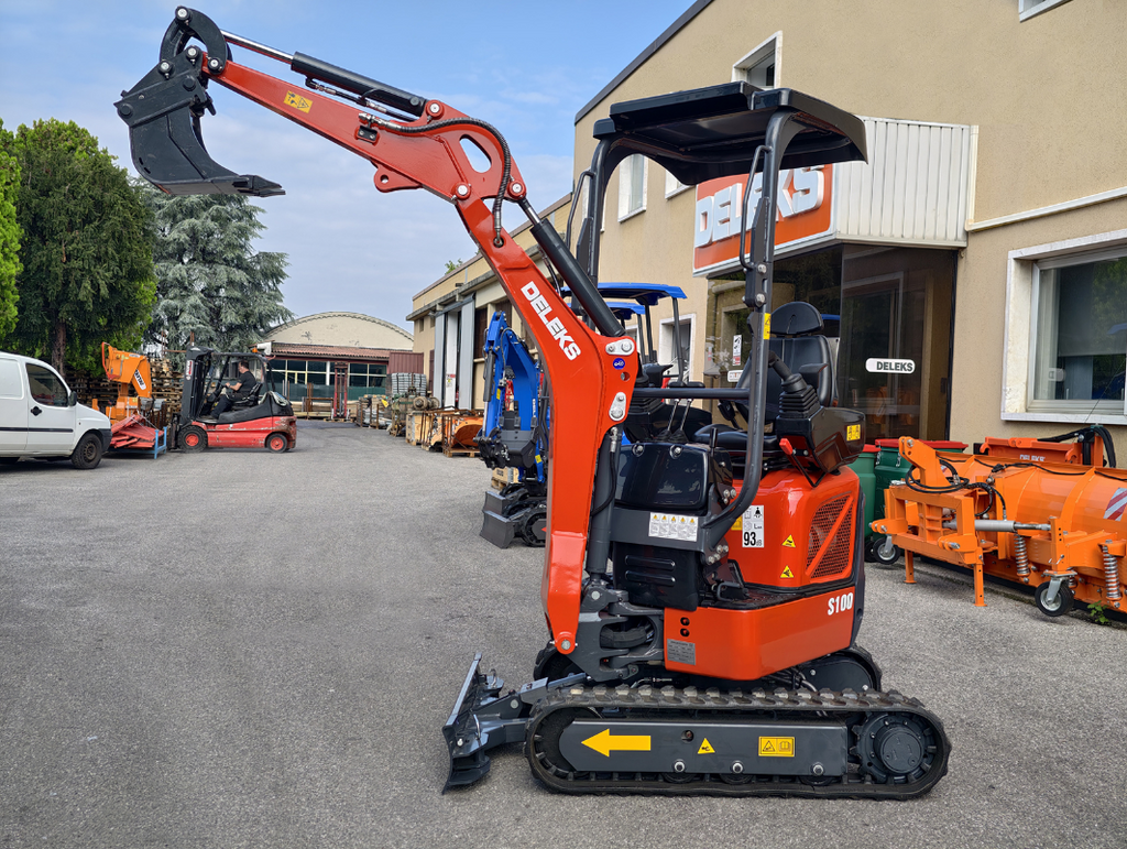 Mini-pelle compacte 1 tonne, moteur Kubota 3 cylindres diesel, déport arrière nul, attache rapide S30