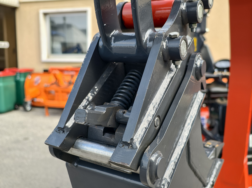 Mini-pelle compacte 1 tonne, moteur Kubota 3 cylindres diesel, déport arrière nul, attache rapide S30