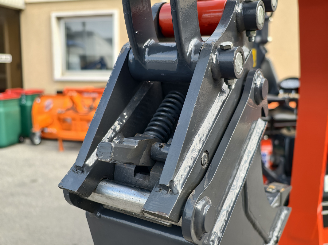 Mini-pelle compacte 1 tonne, moteur Kubota 3 cylindres diesel, déport arrière nul, attache rapide S30