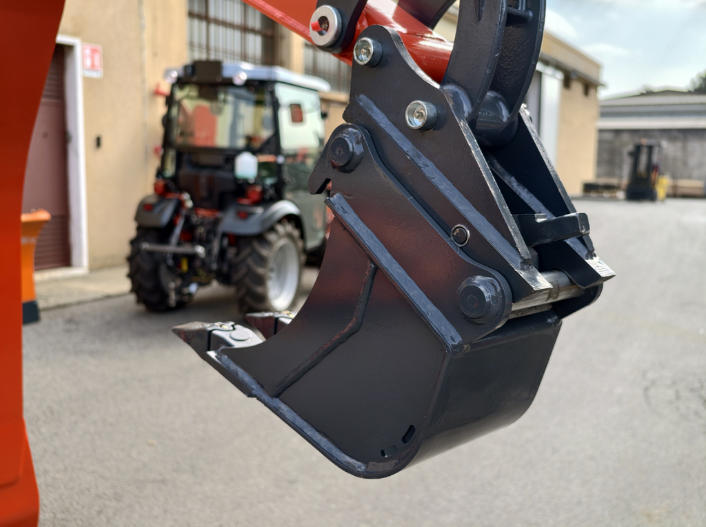 Mini-pelle compacte 1 tonne, moteur Kubota 3 cylindres diesel, déport arrière nul, attache rapide S30