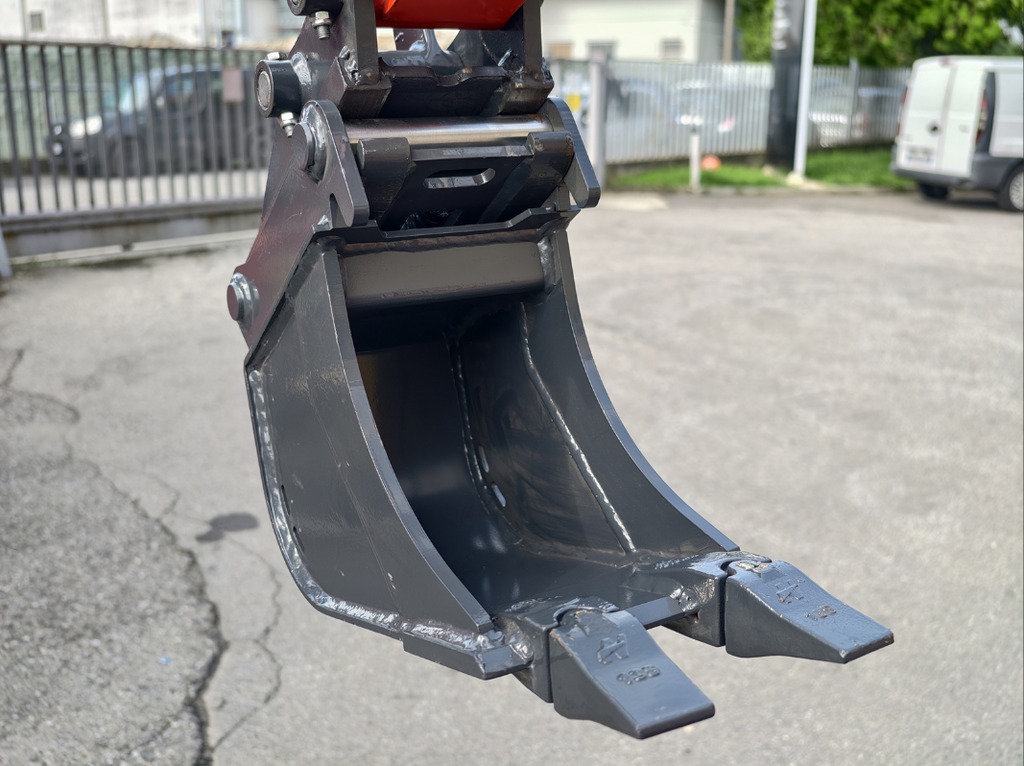 Mini-pelle compacte 1 tonne, moteur Kubota 3 cylindres diesel, déport arrière nul, attache rapide S30