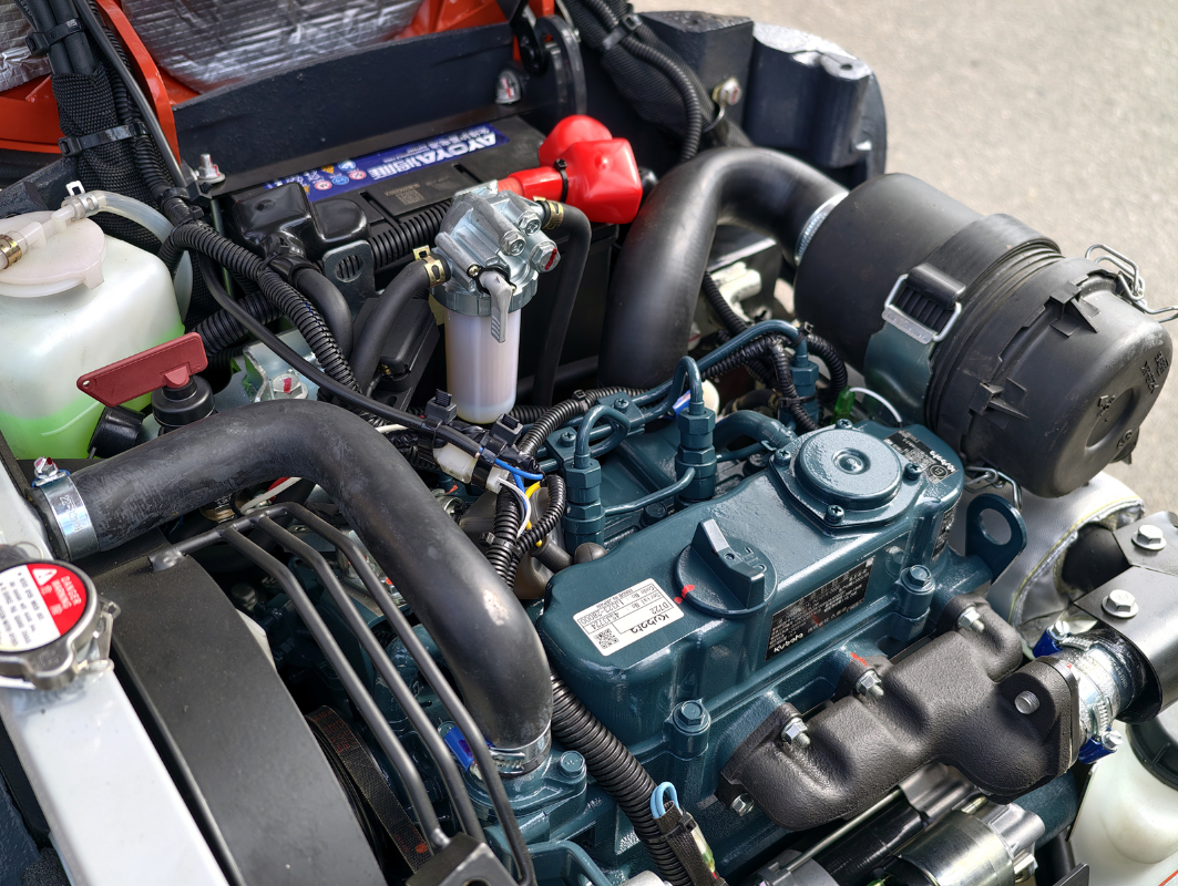 Mini-pelle compacte 1 tonne, moteur Kubota 3 cylindres diesel, déport arrière nul, attache rapide S30