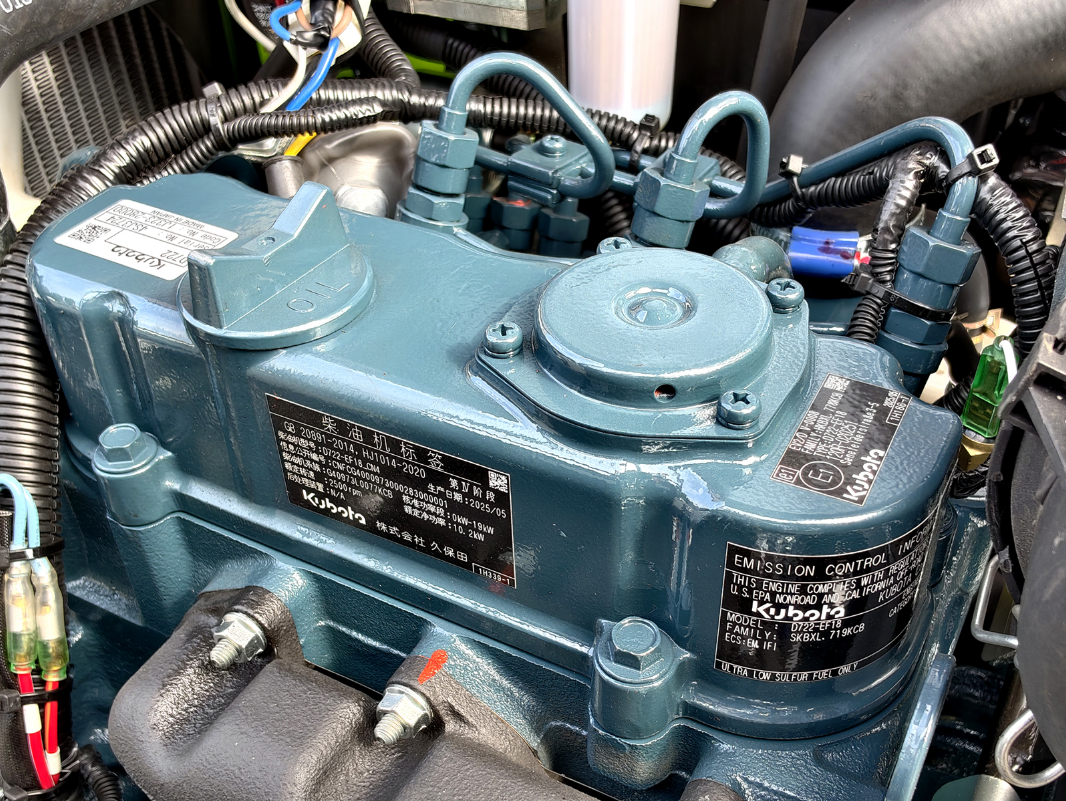 Mini-pelle compacte 1 tonne, moteur Kubota 3 cylindres diesel, déport arrière nul, attache rapide S30