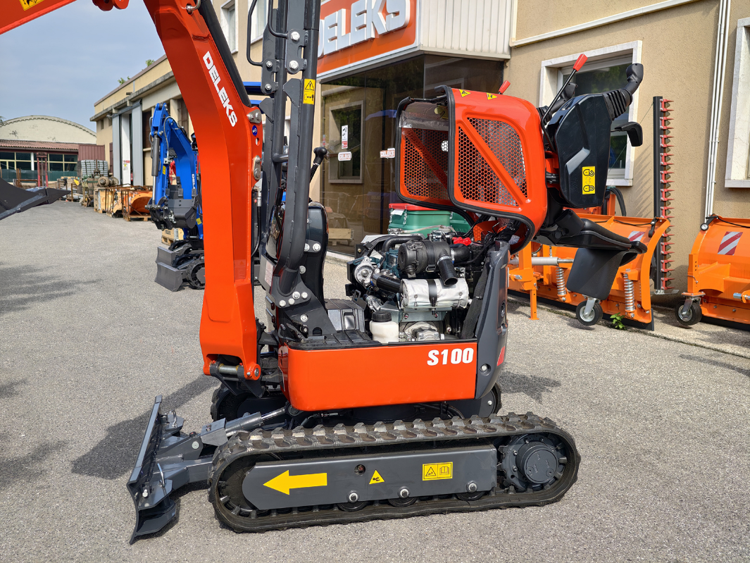 Mini-pelle compacte 1 tonne, moteur Kubota 3 cylindres diesel, déport arrière nul, attache rapide S30