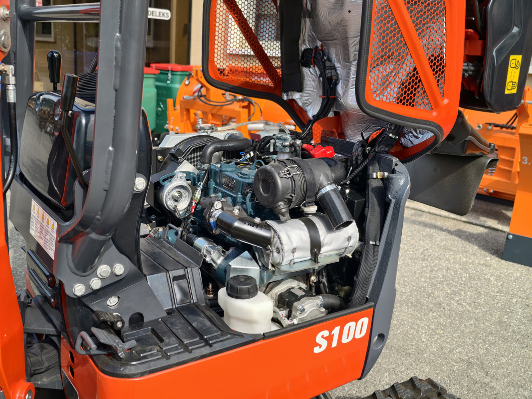Mini-pelle compacte 1 tonne, moteur Kubota 3 cylindres diesel, déport arrière nul, attache rapide S30