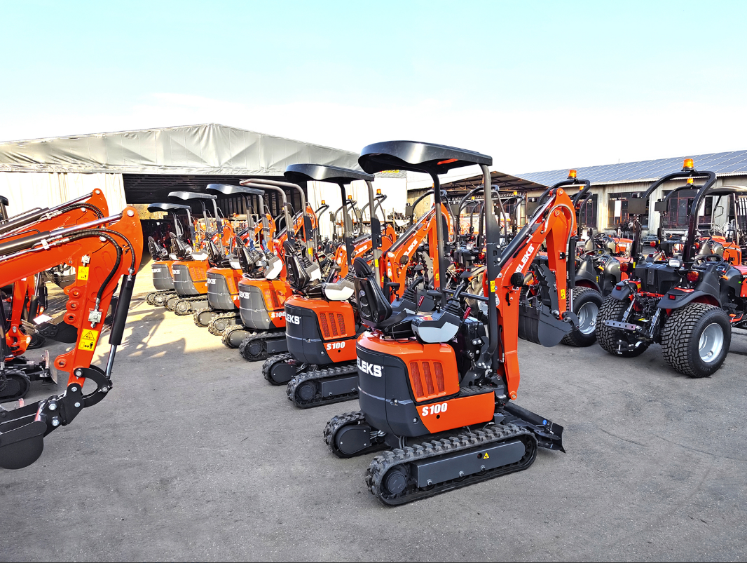 Mini-pelle compacte 1 tonne, moteur Kubota 3 cylindres diesel, déport arrière nul, attache rapide S30