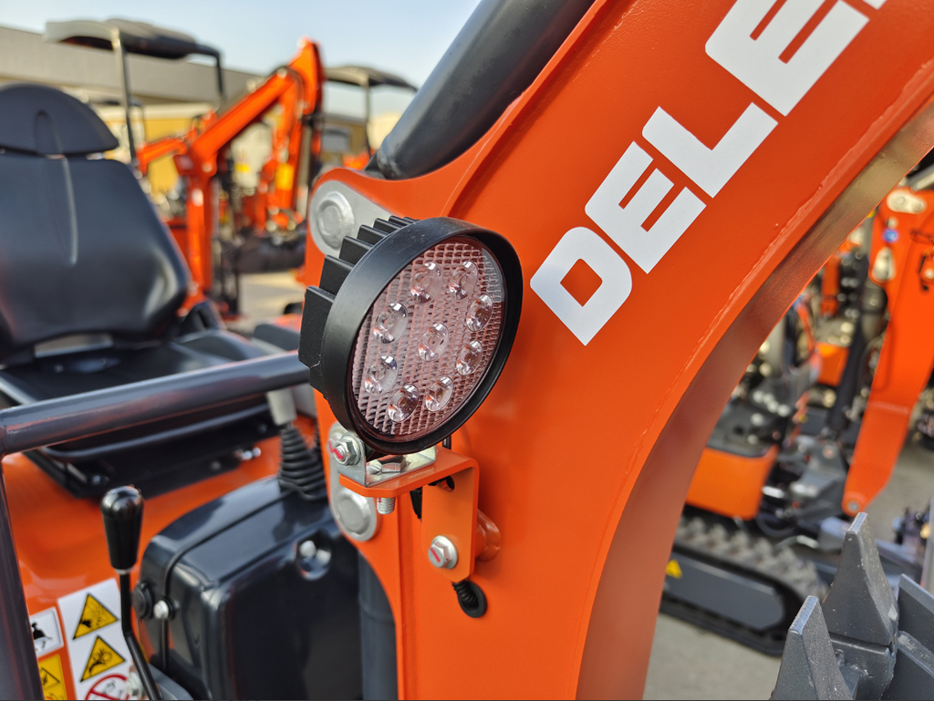 Mini-pelle compacte 1 tonne, moteur Kubota 3 cylindres diesel, déport arrière nul, attache rapide S30