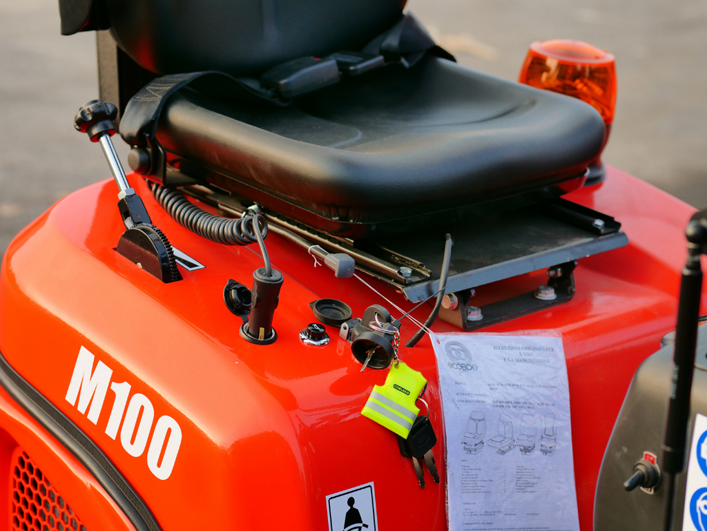 Mini-pelle compacte 1 tonne, moteur Kubota 3 cylindres diesel